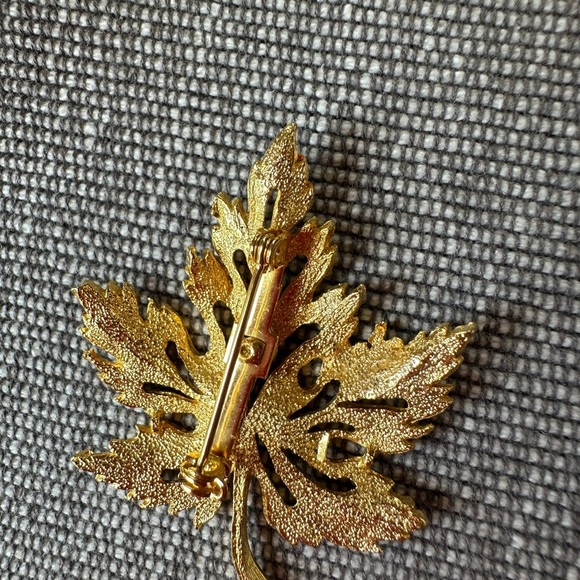 Vintage Gold Leaf Brooch - Picture 12 of 15
